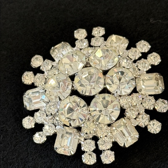 Vintage clear emerald cut & round Silver tone Cluster rhinestone Brooch pin - Picture 6 of 15